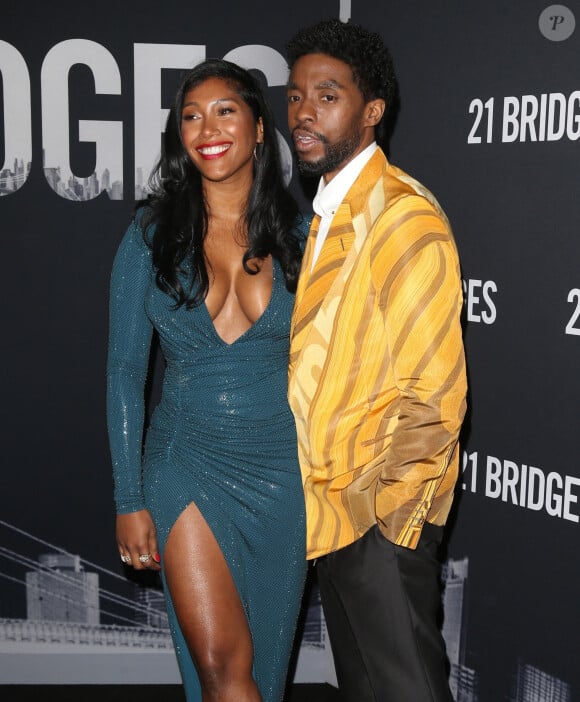 Chadwick Boseman et sa compagne Simone Ledward à la projection de "21 Bridges" au AMC Lincoln Center à New York, le 19 novembre 2019.