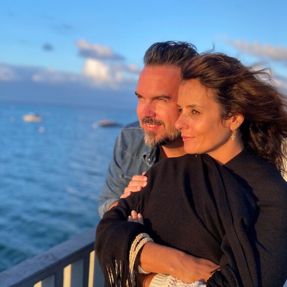 Faustine Bollaert célèbre ses noces de coquelicot, soit 8 ans de mariage, avec son amoureux l'écrivain Maxime Chattam, le 1er septembre 2020.