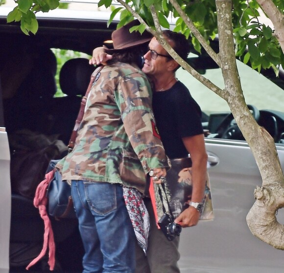 Exclusif - Johnny Depp arrive au domicile de Keith Richards à Londres. Johnny est reçu par Marlon Richards, le fils de Keith. Le 2 août 2020.