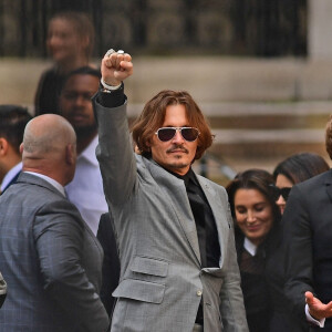 Johnny Depp à la sortie de la Cour royale de justice à Londres le dernier jour du procès en diffamation contre le magazine The Sun Newspaper.