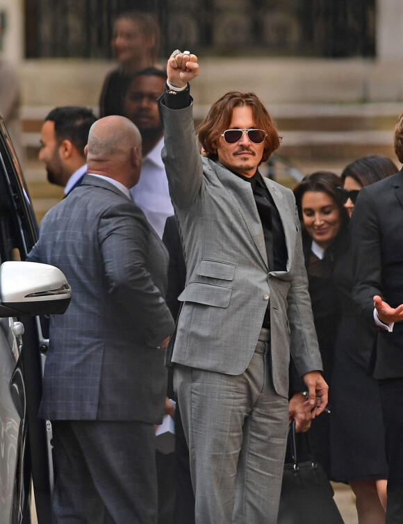 Johnny Depp à la sortie de la Cour royale de justice à Londres le dernier jour du procès en diffamation contre le magazine The Sun Newspaper.