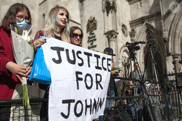 Charlotte Pitson et Lauren Hill (fans de Johnny Depp) à la sortie de la Cour royale de justice à Londres le dernier jour du procès en diffamation contre le magazine The Sun Newspaper , le 28 juillet 2020.