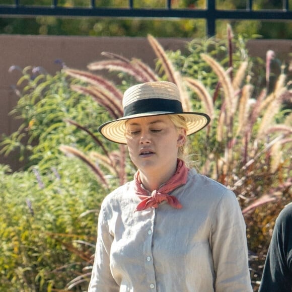 Exclusif - Amber Heard se balade avec une amie dans Elysian Park à Los Angeles pendant l'épidémie de coronavirus (Covid-19), le 1er septembre 2020.