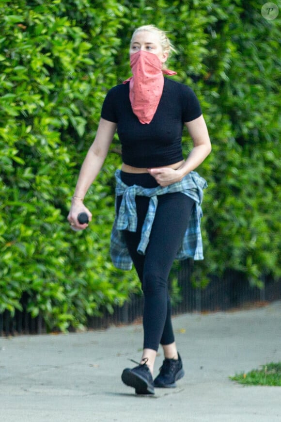 Exclusif - Amber Heard se balade à Griffith Park avec une amie sur les hauteurs de Los Angeles pendant l'épidémie de coronavirus (Covid-19), le 31 août 2020.