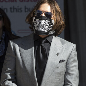 Johnny Depp à la sortie de la cour royal de justice à Londres, pour le procès en diffamation contre le magazine The Sun Newspaper, le 28 juillet 2020.