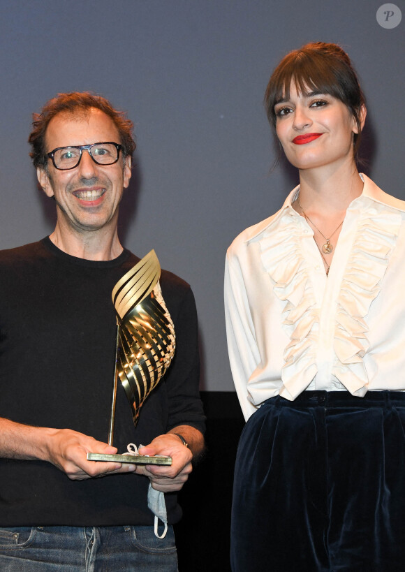 Raphaël Elig (Raphaël Eligoulachvil) Valois de la musique pour "Ibrahim" et Clara Luciani lors de la cérémonie de clôture et remise de prix du Festival du film Francophone d'Angoulême 2020 le 2 septembre 2020. © Coadic Guirec / Bestimage