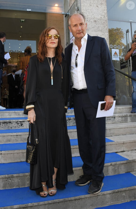 Isabelle Huppert et Hippolyte Girardot lors de la cérémonie de clôture et remise de prix du Festival du film Francophone d'Angoulême 2020 le 2 septembre 2020. © Coadic Guirec / Bestimage