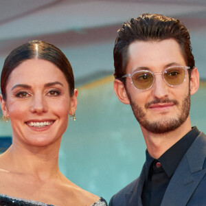 Pierre Niney et sa compagne Natasha Andrews - Tapis rouge du film "Amants" lors de la 77ème édition du Festival international du film de Venise, la Mostra le 3 septembre 2020. 