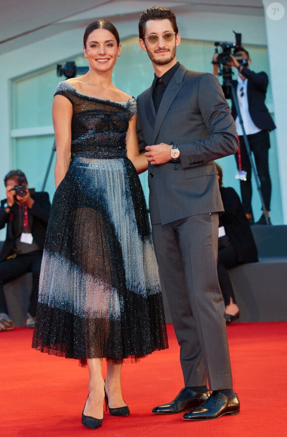 Pierre Niney et sa compagne Natasha Andrews - Tapis rouge du film "Amants" lors de la 77ème édition du Festival international du film de Venise, la Mostra le 3 septembre 2020. 