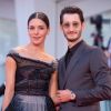 Pierre Niney et sa compagne Natasha Andrews - Tapis rouge du film "Amants" lors de la 77e édition du Festival international du film de Venise, la Mostra