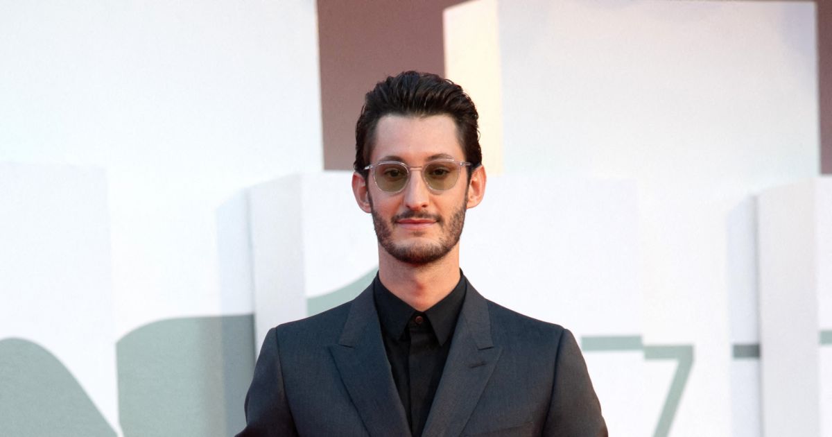 Amants Pierre Niney Streaming Pierre Niney - Tapis rouge du film Amants lors de la 77ème édition du