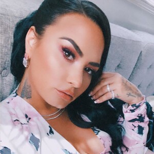 Demi Lovato a posté cette photo dévoilant son nouveau tatouage dans le cou, sur Instagram.