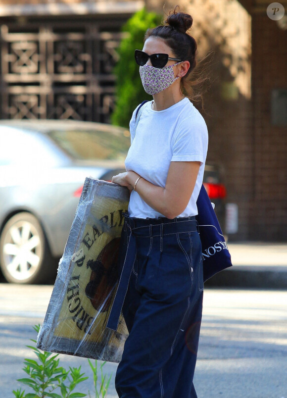 Katie Holmes et sa fille Suri Cruise, masquées en raison de l'épidémie de coronavirus (Covid-19), font du shopping à New York, le 1er août 2020.