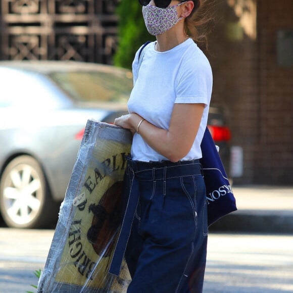 Katie Holmes et sa fille Suri Cruise, masquées en raison de l'épidémie de coronavirus (Covid-19), font du shopping à New York, le 1er août 2020.