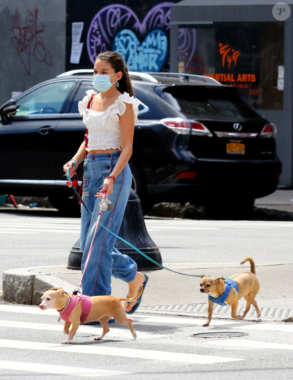 Katie Holmes et sa fille Suri Cruise, masquées en raison de l'épidémie de coronavirus (Covid-19), font du shopping à New York, le 1er août 2020.