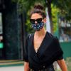 Katie Holmes, toute de noir vêtue et masquée, fait du shopping dans Manhattan à New York. Le 15 juillet 2020