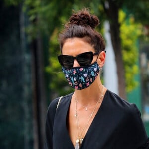 Katie Holmes, toute de noir vêtue et masquée, fait du shopping dans Manhattan à New York. Le 15 juillet 2020