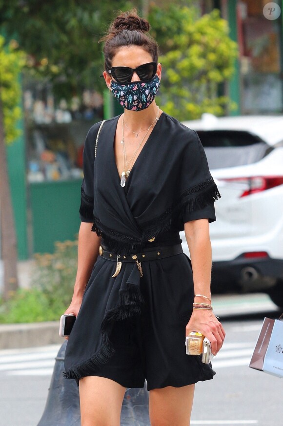 Katie Holmes, toute de noir vêtue et masquée, fait du shopping dans Manhattan à New York. Le 15 juillet 2020
