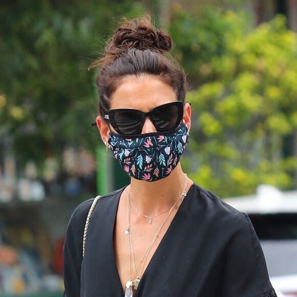 Katie Holmes, toute de noir vêtue et masquée, fait du shopping dans Manhattan à New York. Le 15 juillet 2020