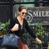 Katie Holmes porte une jupe plissée en simili cuir pour aller déjeuner à New York.