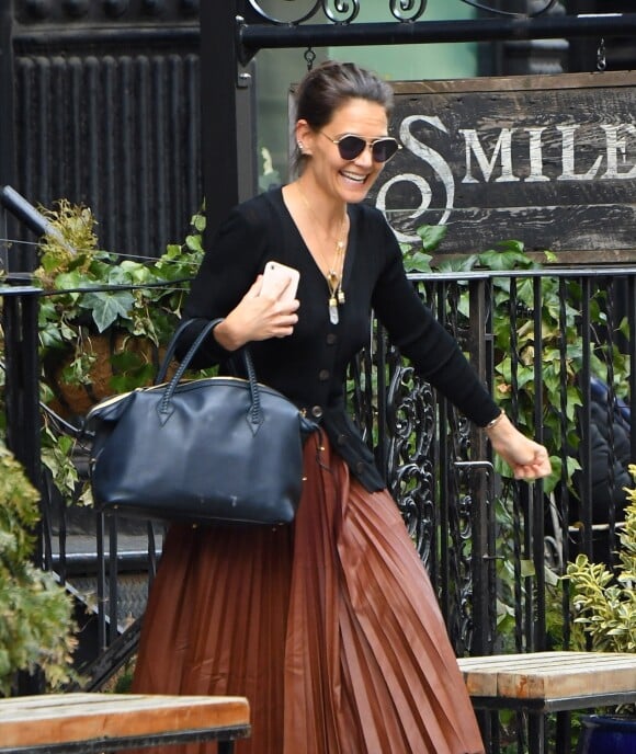 Katie Holmes porte une jupe plissée en simili cuir pour aller déjeuner à New York.