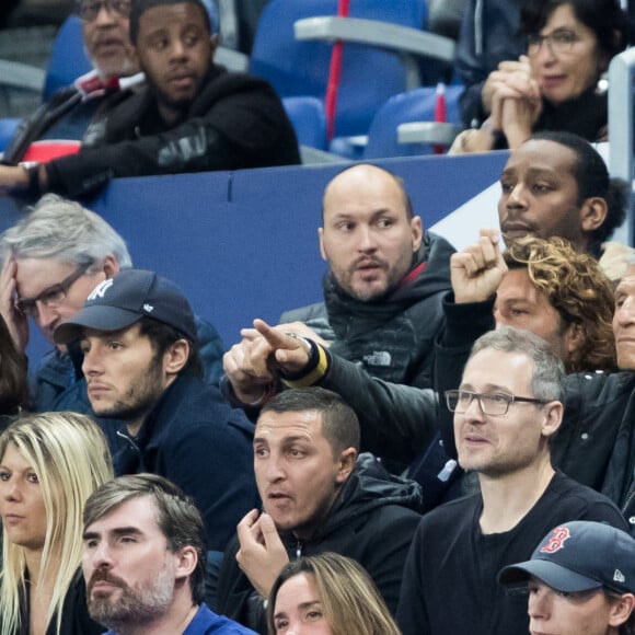 Nagui et sa femme Mélanie Page, Vianney et sa compagne Catherine Robert dans les tribunes lors du match de qualification pour l'Euro2020 "France - Turquie (1-1)" au Stade de France. Saint-Denis, le 14 octobre 2019. © Cyril Moreau/Bestimage