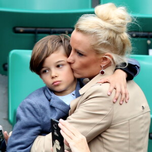 Elodie Gossuin avec son mari Bertrand Lacherie et leurs enfants Rose et Jules dans les tribunes des internationaux de France de Roland Garros à Paris le 4 juin 2016. © Moreau - Jacovides / Bestimage