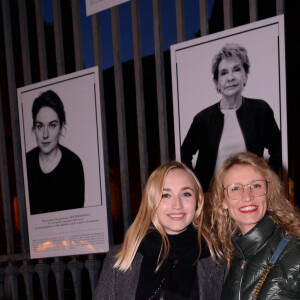 Exclusif - Chloé Jouannet et sa mère Alexandra Lamy au vernissage de l'exposition photos "Libres et égales" à l'occasion de la journée internationale des droits des femmes sur les grilles de la cour d'appel à Paris, France, le 6 mars 2020. © Rachid Bellak/Bestimage
