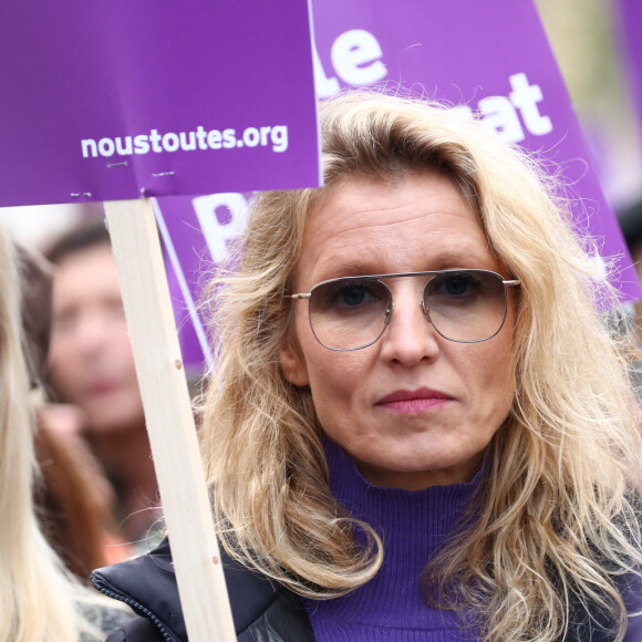 Alexandra Lamy - De nombreuses artistes et personnalités marchent contre les violences sexistes et sexuelles (marche organisée par le collectif NousToutes) à Paris le 23 Novembre 2019 © Cyril Moreau / Bestimage