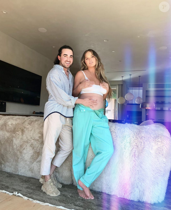 Chrissy Teigen, enceinte, et son ami Jake Arnold. Septembre 2020.