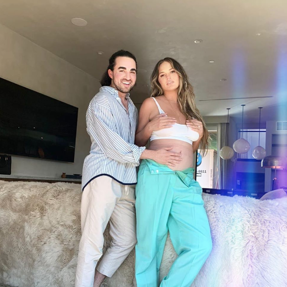 Chrissy Teigen, enceinte, et son ami Jake Arnold. Septembre 2020.