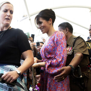 Meghan Markle, enceinte, écourte son passage sur le marché de Suva, Iles Fidji (automne 2018).