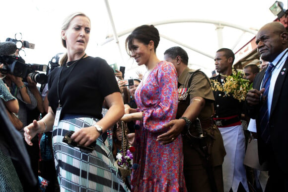 Meghan Markle, enceinte, écourte son passage sur le marché de Suva, Iles Fidji (automne 2018).