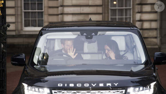Le prince Harry et Meghan Markle quittent le palais de Buckingham le 20 décembre 2017.