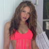 Shakira en bikini corail à franges. Juin 2019.