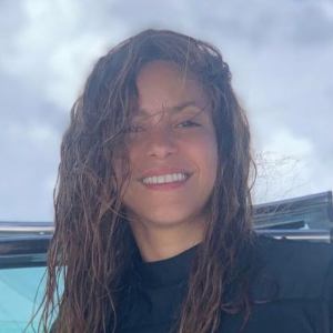 Shakira en bikini corail à franges. Août 2020.