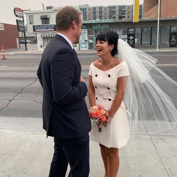 Lily Allen se marie à Las Vegas avec David Harbour devant un sosie d'Elvis.