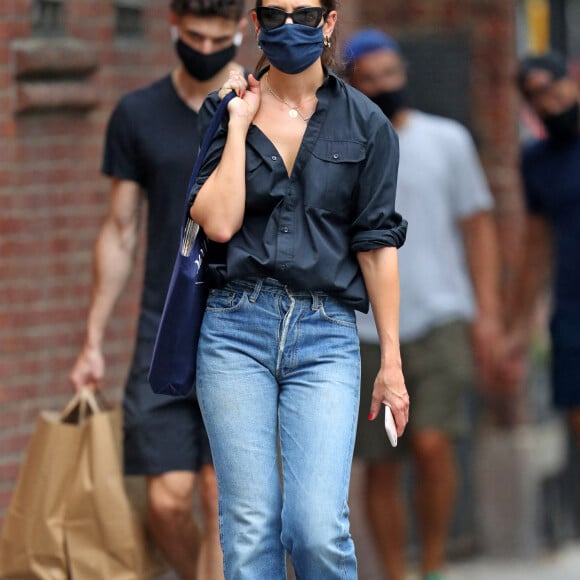 Exclusif - Katie Holmes se rend au studio de Vito Schnabel à New York dans le quartier de West Village pendant l'épidémie de coronavirus (Covid-19), le 29 août 2020 