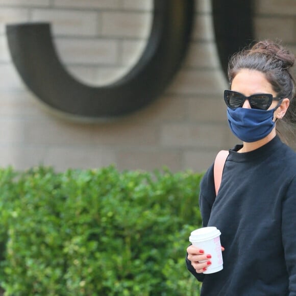 Katie Holmes se balade avec 2 cafés à la main dans le quartier de SoHo à New York pendant l'épidémie de coronavirus (Covid-19), le 26 août 2020 