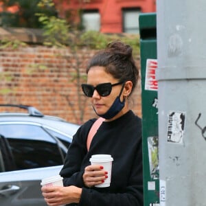 Katie Holmes se balade avec 2 cafés à la main dans le quartier de SoHo à New York pendant l'épidémie de coronavirus (Covid-19), le 26 août 2020 