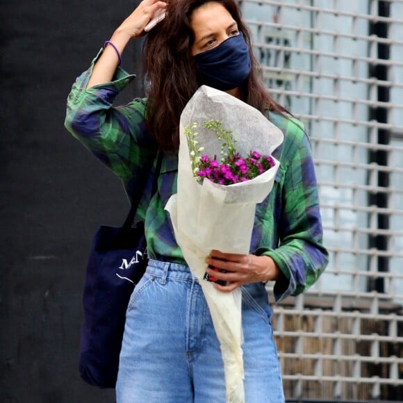 Katie Holmes est allée acheter des fleurs dans le quartier de Manhattan à New York pendant l'épidémie de coronavirus (Covid-19), le 18 août 2020 