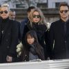 Laeticia Hallyday, ses filles Jade et Joy, Laura Smet et David Hallyday devant le cercueil de Johnny Hallyday - Arrivées des personnalités en l'église de La Madeleine pour les obsèques de Johnny Hallyday à Paris.