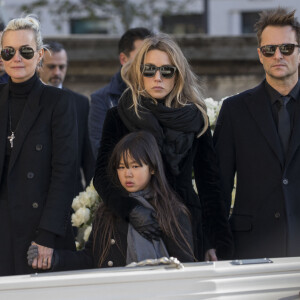 Laeticia Hallyday, ses filles Jade et Joy, Laura Smet et David Hallyday devant le cercueil de Johnny Hallyday - Arrivées des personnalités en l'église de La Madeleine pour les obsèques de Johnny Hallyday à Paris.