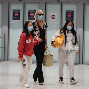 Laeticia Hallyday et ses filles Jade et Joy arrivent, avec des masques de protection contre l'épidémie de coronavirus (Covid-19), à l'aéroport de Paris-Charles-de-Gaulle à Roissy-en-France, France, le 18 juin 2020.