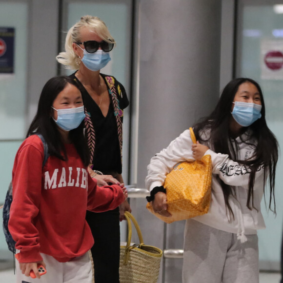 Laeticia Hallyday et ses filles Jade et Joy arrivent, avec des masques de protection contre l'épidémie de coronavirus (Covid-19), à l'aéroport de Paris-Charles-de-Gaulle à Roissy-en-France, France, le 18 juin 2020.