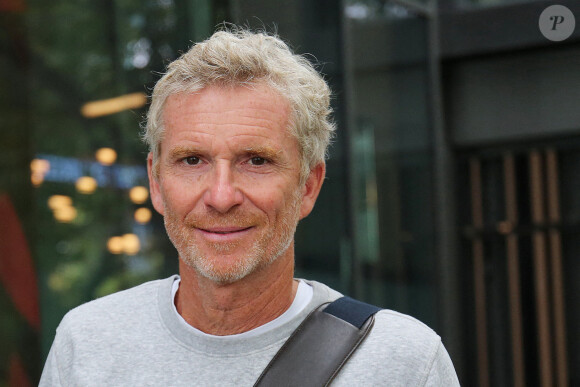 Denis Brogniart arrive dans les studios de RMC à Paris le 25 août 2020. © Panoramic / Bestimage