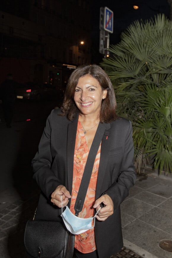 Exclusif - Anne Hidalgo (Maire de Paris) - Gérard Idoux a rendu hommage au personnel soignant de l'APHP (Assistance Publique - Hôpitaux de Paris) en invitant en particulier des équipes de la Pitié-Salpétrière dans son restaurant "Le Récamier" à Paris. © Jack Tribeca/Bestimage