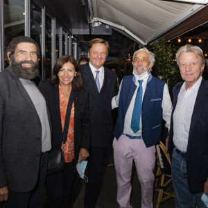 Exclusif - Marek Halter, Anne Hidalgo (Maire de Paris), Jean-Luc Allavena, Gérard Idoux (Propriétaire du restaurant "Le Récamier"), Bernard Kouchner - Gérard Idoux a rendu hommage au personnel soignant de l'APHP (Assistance Publique - Hôpitaux de Paris) en invitant en particulier des équipes de la Pitié-Salpétrière dans son restaurant "Le Récamier" à Paris, le 7 septembre 2020. © Jack Tribeca/Bestimage