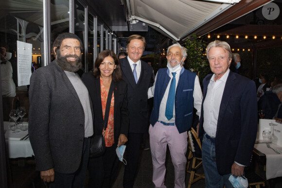 Exclusif - Marek Halter, Anne Hidalgo (Maire de Paris), Jean-Luc Allavena, Gérard Idoux (Propriétaire du restaurant "Le Récamier"), Bernard Kouchner - Gérard Idoux a rendu hommage au personnel soignant de l'APHP (Assistance Publique - Hôpitaux de Paris) en invitant en particulier des équipes de la Pitié-Salpétrière dans son restaurant "Le Récamier" à Paris, le 7 septembre 2020. © Jack Tribeca/Bestimage