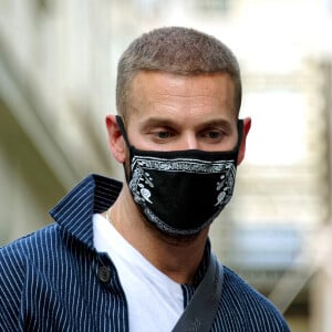 Matt Pokora à la sortie des studios NRJ à Paris le 3 juillet 2020. Il porte un masque pour se protéger de l'épidémie de Coronavirus (Covid-19). © Justine Sacreze / Bestimage 